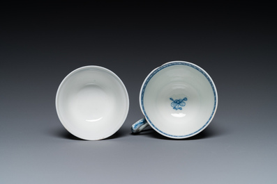 Twee Chinese blauw-witte koppen en schotels met mythologisch decor van Neptunus, Qianlong