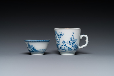Twee Chinese blauw-witte koppen en schotels met mythologisch decor van Neptunus, Qianlong