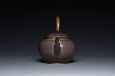 Th&eacute;i&egrave;re couverte en gr&egrave;s de Yixing poli de couleur pourpre pour le march&eacute; thai, Chine, 19&egrave;me
