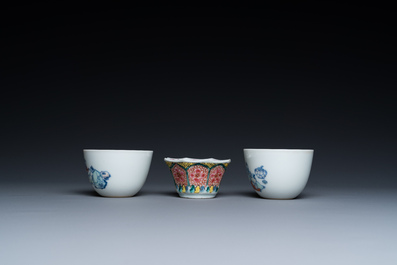 Vier Chinese schotels en drie koppen in blauw-wit, doucai en famille rose porselein, Kangxi en later