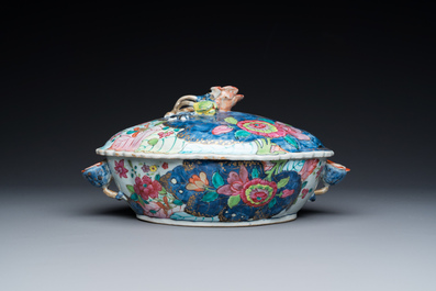 Grande terrine couverte sur son support en porcelaine de Chine famille rose &agrave; d&eacute;cor de feuilles de tabac, Qianlong