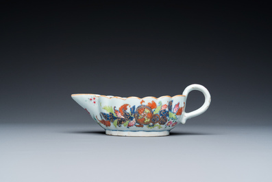 Sauci&egrave;re sur son support en porcelaine de Chine famille rose &agrave; d&eacute;cor dit 'pseudo-feuilles de tabac', Qianlong