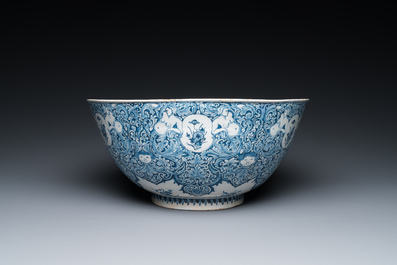 Rare bol en fa&iuml;ence de Delft en bleu et blanc &agrave; d&eacute;cor de grotesques dans le style de Daniel Marot, dat&eacute; 1720