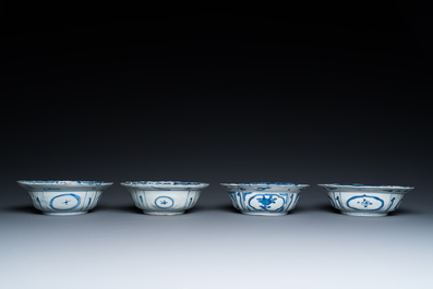 Vier Chinese blauw-witte kraakporseleinen klapmutskommen, Wanli