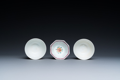Vier Chinese schotels en drie koppen in blauw-wit, doucai en famille rose porselein, Kangxi en later