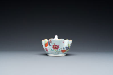 Sauci&egrave;re sur son support en porcelaine de Chine famille rose &agrave; d&eacute;cor dit 'pseudo-feuilles de tabac', Qianlong