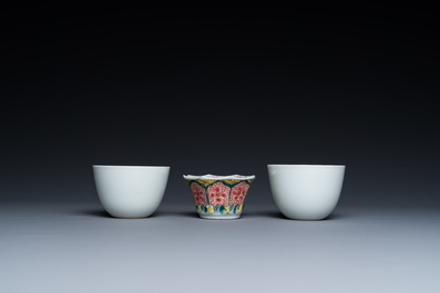 Vier Chinese schotels en drie koppen in blauw-wit, doucai en famille rose porselein, Kangxi en later