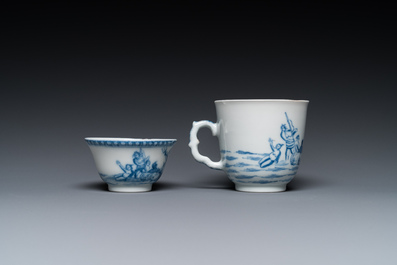 Twee Chinese blauw-witte koppen en schotels met mythologisch decor van Neptunus, Qianlong