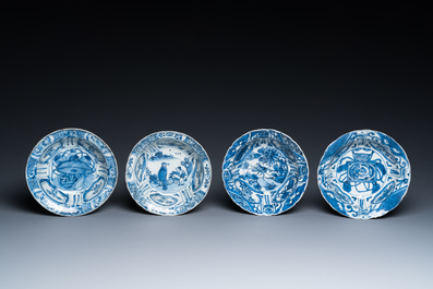 Vier Chinese blauw-witte kraakporseleinen klapmutskommen, Wanli