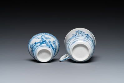 Twee Chinese blauw-witte koppen en schotels met mythologisch decor van Neptunus, Qianlong