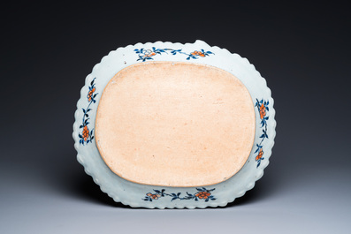 Een grote Chinese famille rose schotel met decor van tabaksbladeren, Qianlong