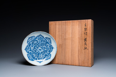 Een Chinees blauw-wit ko-sometsuke bord voor de Japanse markt, Transitie periode