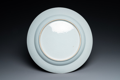 Grand plat en porcelaine de Chine famille rose &agrave; d&eacute;cor d'une sc&egrave;ne de temple et avec huit immortels au contour, Yongzheng