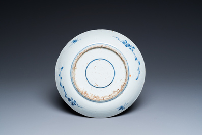 Een Chinees blauw-wit ko-sometsuke bord voor de Japanse markt, Transitie periode