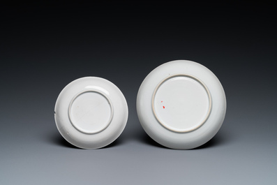 Twee Chinese blauw-witte koppen en schotels met mythologisch decor van Neptunus, Qianlong