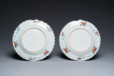 Een paar Chinese famille rose borden met decor van tabaksbladeren, Qianlong