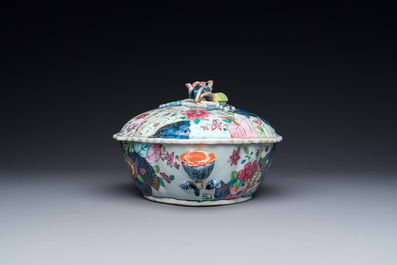 Grande terrine couverte sur son support en porcelaine de Chine famille rose &agrave; d&eacute;cor de feuilles de tabac, Qianlong