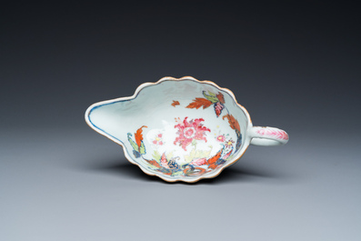 Sauci&egrave;re sur son support en porcelaine de Chine famille rose &agrave; d&eacute;cor dit 'pseudo-feuilles de tabac', Qianlong