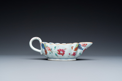 Sauci&egrave;re sur son support en porcelaine de Chine famille rose &agrave; d&eacute;cor dit 'pseudo-feuilles de tabac', Qianlong