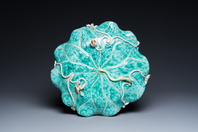 Grand plat en forme de lotus en porcelaine de Chine famille rose &agrave; d&eacute;cor appliqu&eacute;, Yongzheng/Qianlong