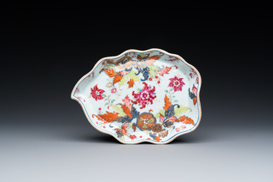 Sauci&egrave;re sur son support en porcelaine de Chine famille rose &agrave; d&eacute;cor dit 'pseudo-feuilles de tabac', Qianlong