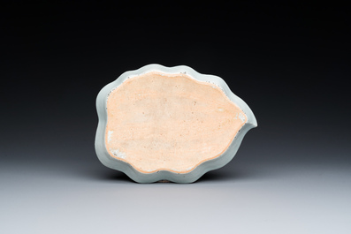 Sauci&egrave;re sur son support en porcelaine de Chine famille rose &agrave; d&eacute;cor dit 'pseudo-feuilles de tabac', Qianlong