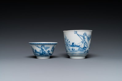 Twee Chinese blauw-witte koppen en schotels met mythologisch decor van Neptunus, Qianlong