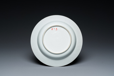 Een Chinees blauw-wit bord met mythologisch decor van Neptunus, Qianlong