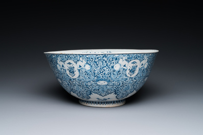 Rare bol en fa&iuml;ence de Delft en bleu et blanc &agrave; d&eacute;cor de grotesques dans le style de Daniel Marot, dat&eacute; 1720