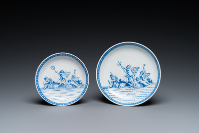 Twee Chinese blauw-witte koppen en schotels met mythologisch decor van Neptunus, Qianlong