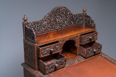 Een Anglo-Indisch koloniaal houten bureau met verborgen lade, 19e eeuw