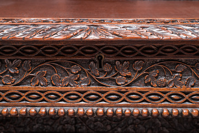 Een Anglo-Indisch koloniaal houten bureau met verborgen lade, 19e eeuw