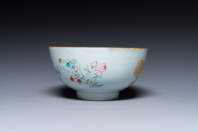 Een Chinese famille rose kom met floraal decor, Yongzheng