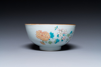 Een Chinese famille rose kom met floraal decor, Yongzheng