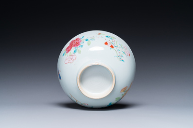 Een Chinese famille rose kom met floraal decor, Yongzheng