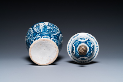 Deux vases et un saladier en fa&iuml;ence de Delft en bleu et blanc &agrave; d&eacute;cor chinois, 17/18&egrave;me