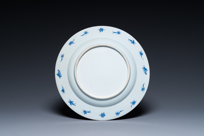 Een Chinese blauw-witte schotel met 'Parasoldames' naar Cornelis Pronk, Qianlong
