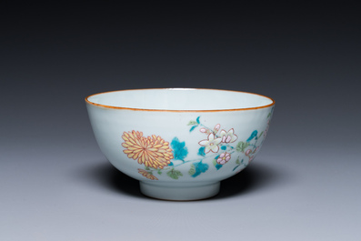 Een Chinese famille rose kom met floraal decor, Yongzheng