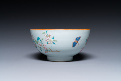Een Chinese famille rose kom met floraal decor, Yongzheng