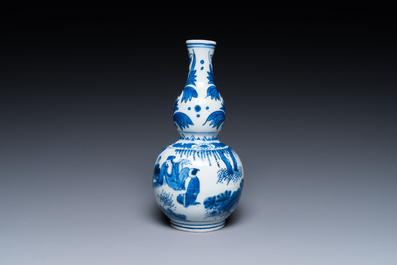 A Chinese blue and white double gourd vase with a scholar and two students, Transitional period