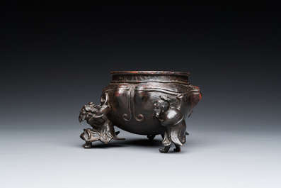 Een Chinese gelakte bronzen wierookbrander met buitenlanders, Ming