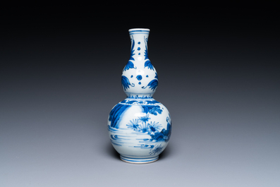 A Chinese blue and white double gourd vase with a scholar and two students, Transitional period