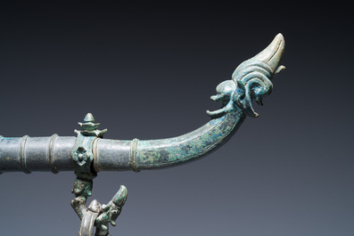 Een bronzen Khmer draagstoel-element, Cambodja of Thailand, wellicht Angkor periode, 13e eeuw