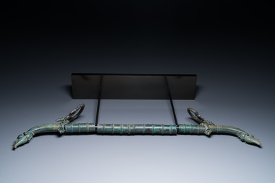 Een bronzen Khmer draagstoel-element, Cambodja of Thailand, wellicht Angkor periode, 13e eeuw