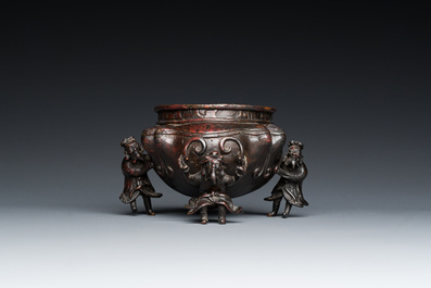 Een Chinese gelakte bronzen wierookbrander met buitenlanders, Ming