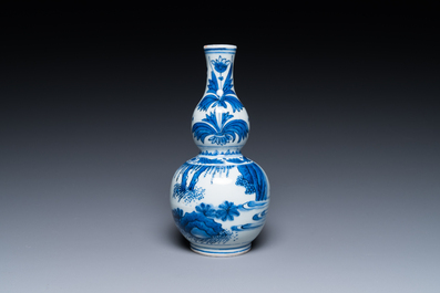A Chinese blue and white double gourd vase with a scholar and two students, Transitional period