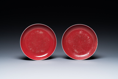 Paire de coupes en porcelaine de Chine en rouge de rubis monochrome, marque et &eacute;poque de Jiaqing