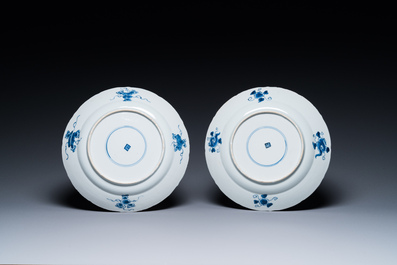 Een paar Chinese blauw-witte kraak-stijl schotels met VOC-schepen, Kangxi