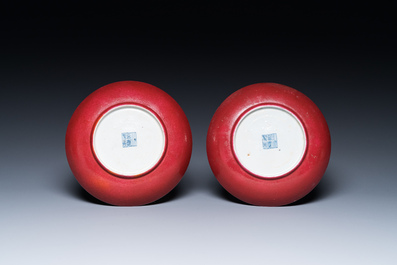 Paire de coupes en porcelaine de Chine en rouge de rubis monochrome, marque et &eacute;poque de Jiaqing