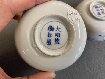 Een paar Chinese blauw-witte en koperrode kommen, Xuande merk, Wanli